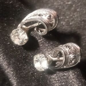 Trifari vintage screw back earrings fillagree style like new